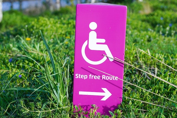 Step free route sign